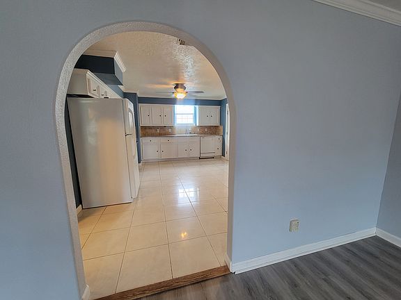 3rd image of 2215 Victory Ave