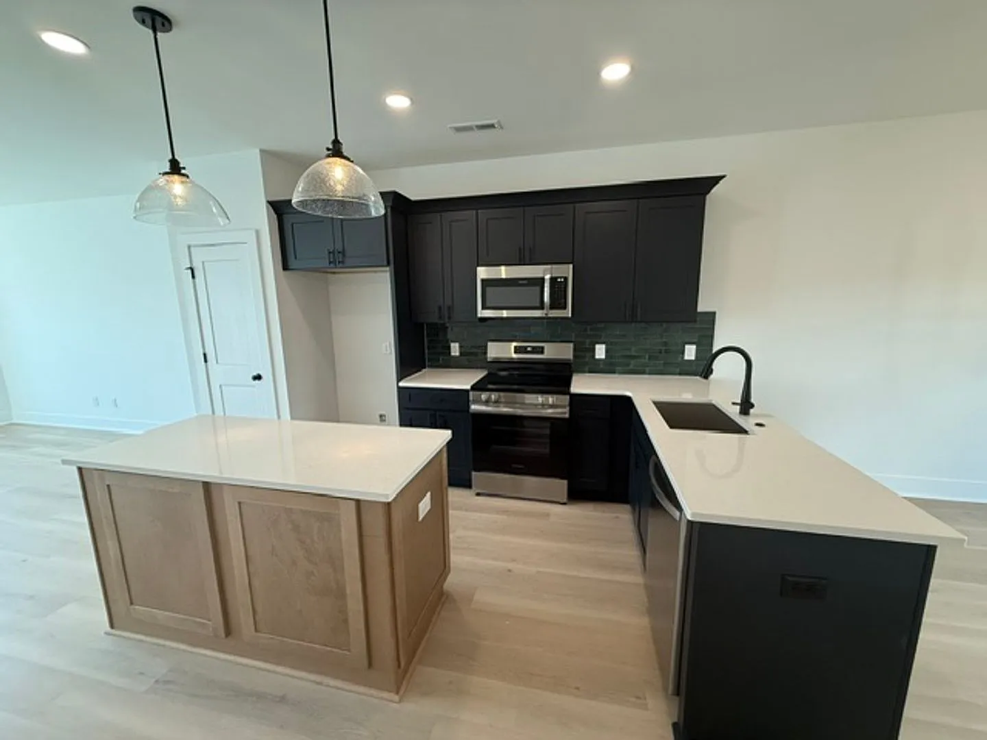 2 BR/2.5BA | Modern Townhome| 2-Car Garage + rooftop terrace — Photo 3