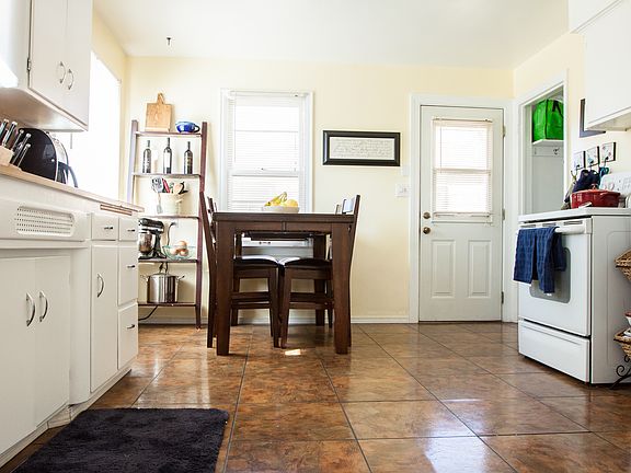 3rd image of 3824 W Rockwell Ave