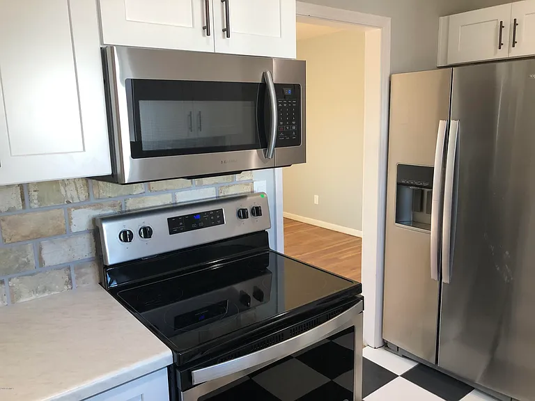 725 E Moreland St — Photo 6