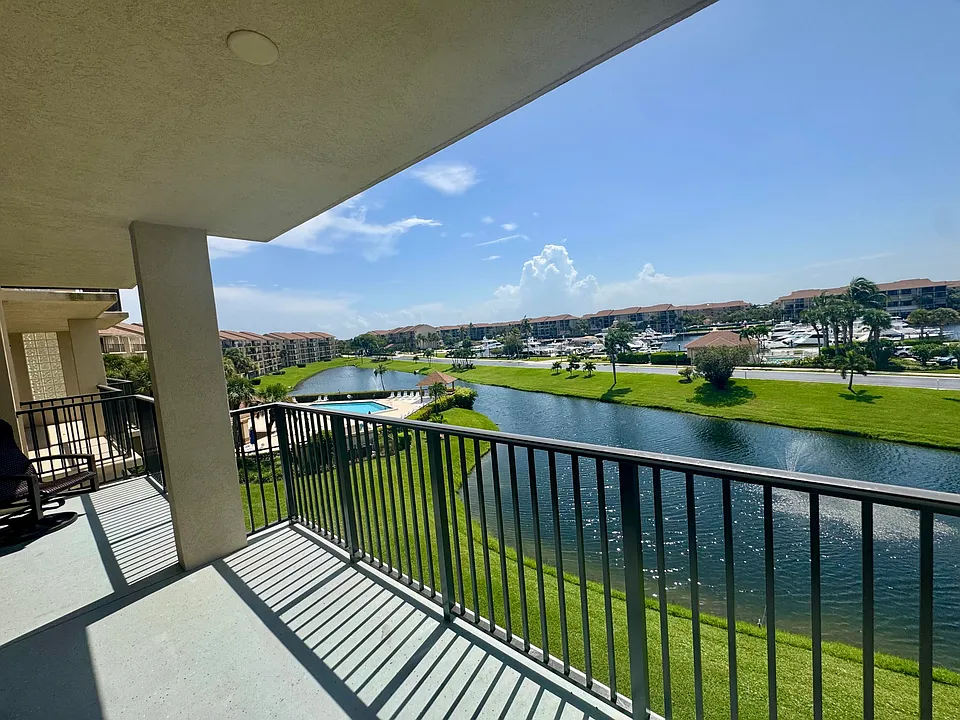601 Seafarer Cir #405