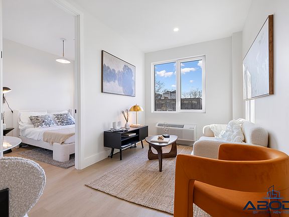 4th image of 102 E 53rd St #6A