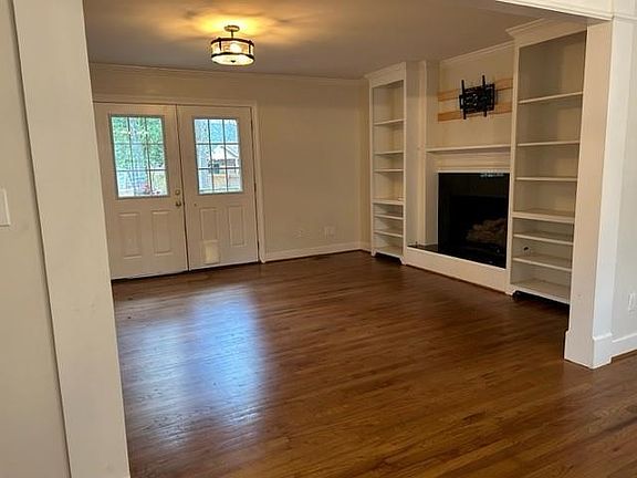 5th image of 112 Essex Ct