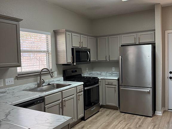 4th image of 2827 Southampton Way APT A