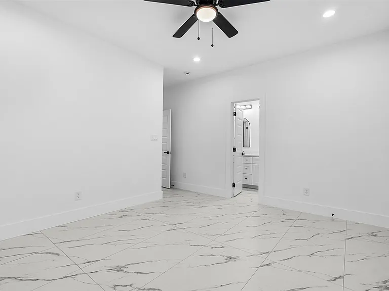 9110 Everglade #B — Photo 16