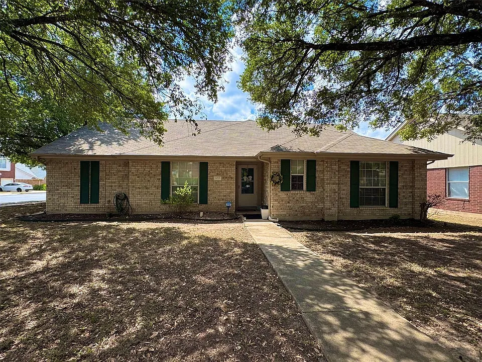 1015 Thackeray Ln