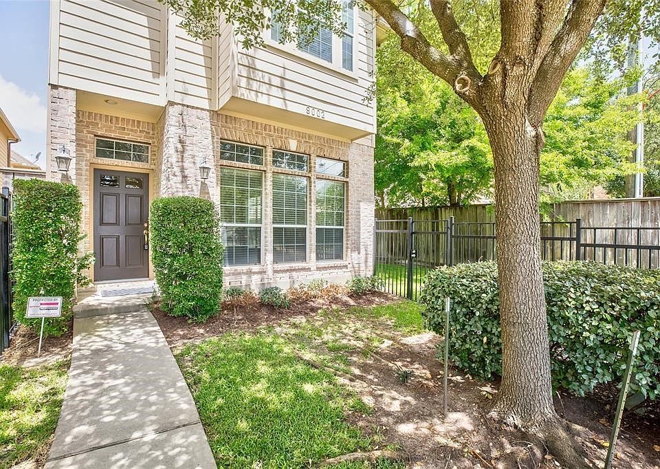 Gated front yard with access to side greenbelt