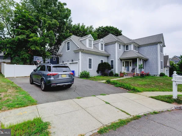 5 Holly Ct, Bloomfield, NJ 07003