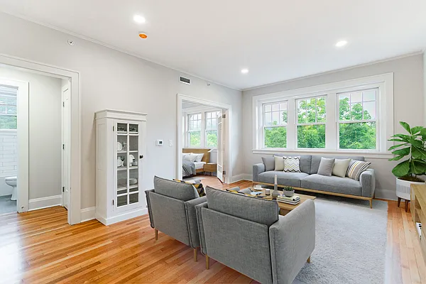 2 bed, 1.0 bath, 721 sqft, $1,700 — Photo 2