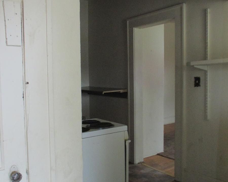 Kitchen w/ Range & Refrigerator