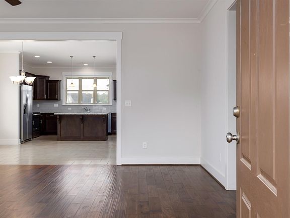 5th image of 419 Sherwood Cir