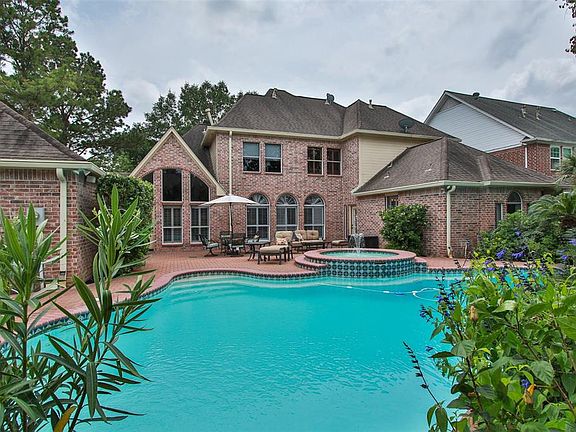 Wow! Just wow! This pool and spa are stunning and the pool is plenty long for swimming laps if you want to!