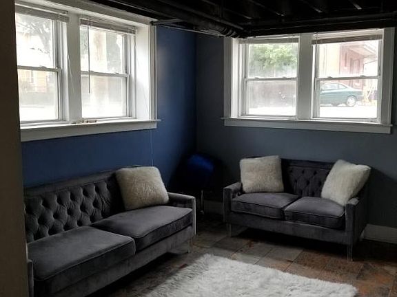 3rd image of 828 W Willis St #104