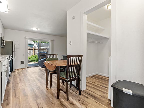 2nd image of 425 NE Jackson St APT B