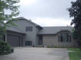 2918 Westmoor Rd, Oshkosh, WI 54904