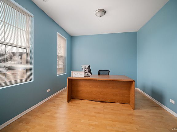 3rd image of 1622 Victoria Park Cir