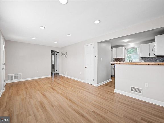 5th image of 710 S College Ave