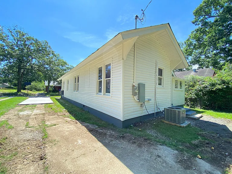 1910 Allis St — Photo 14