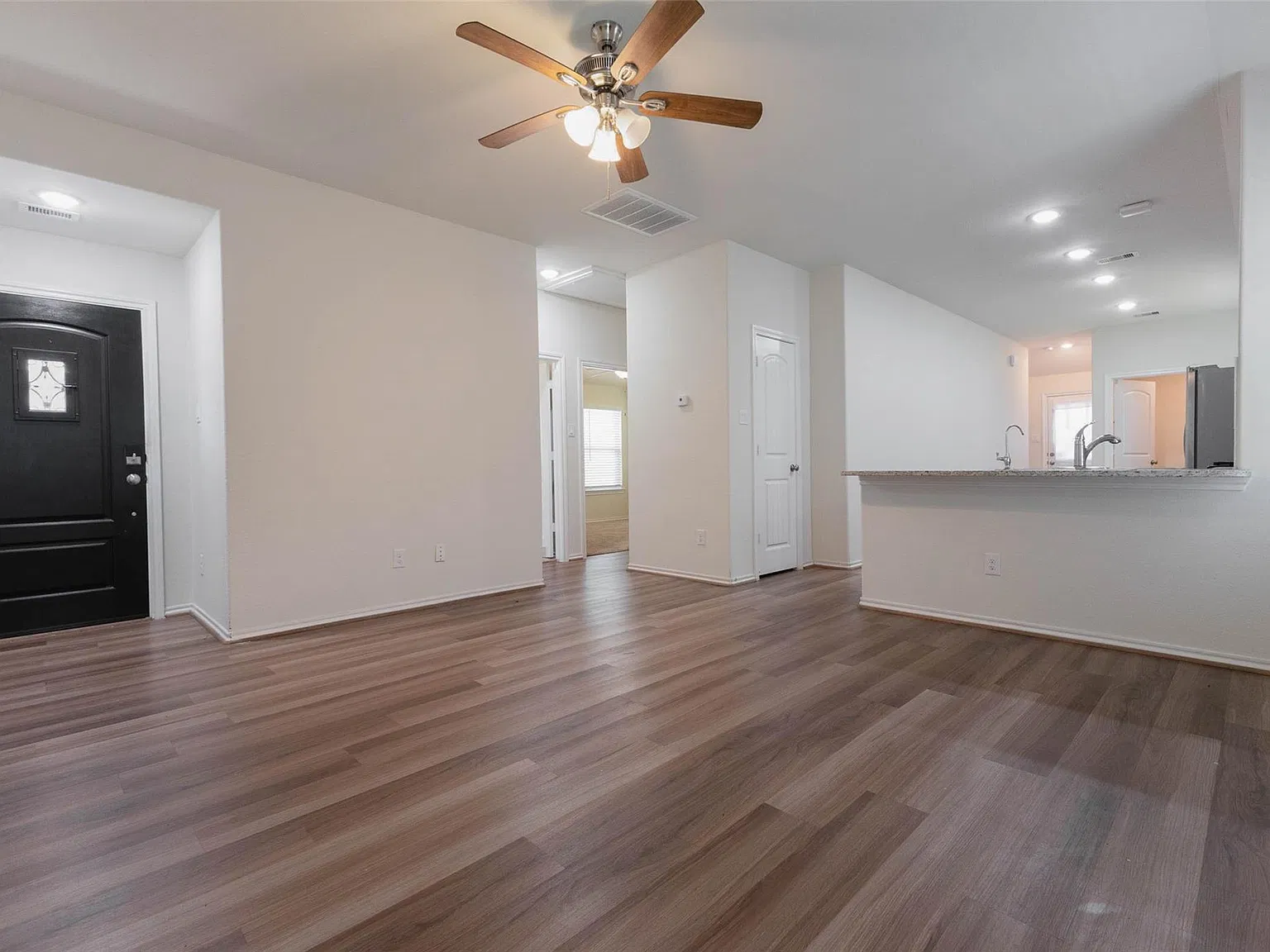 3 bed, 2.0 bath, 1220 sqft, $1,925 — Photo 3