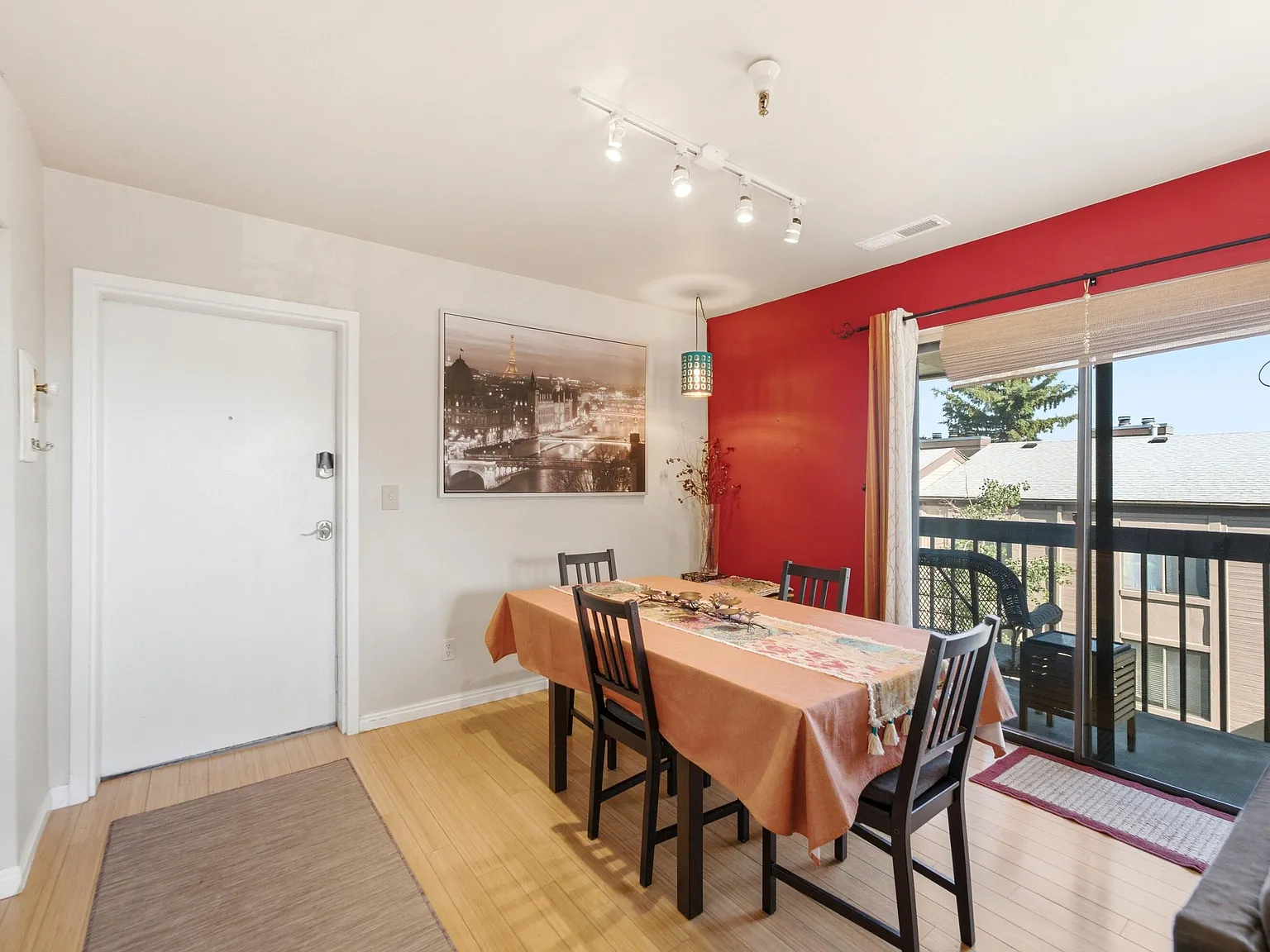 2 bed, 910 sqft, $2,700 — Photo 4