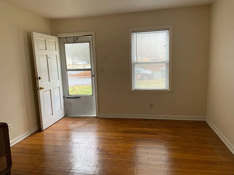 300 Lucerne St — Photo 3