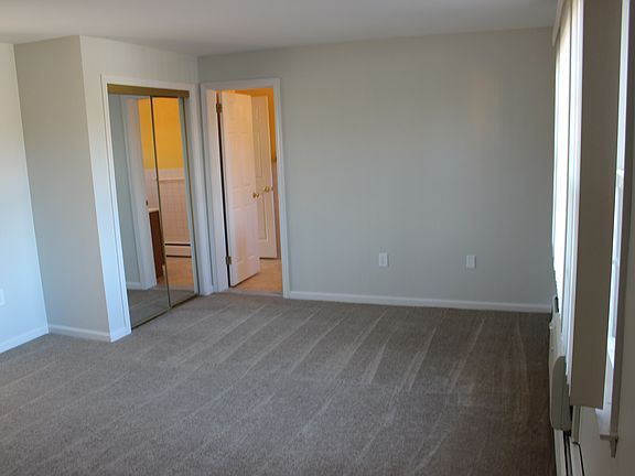 2nd image of 137 1/2 Vernon Ave Unit B1