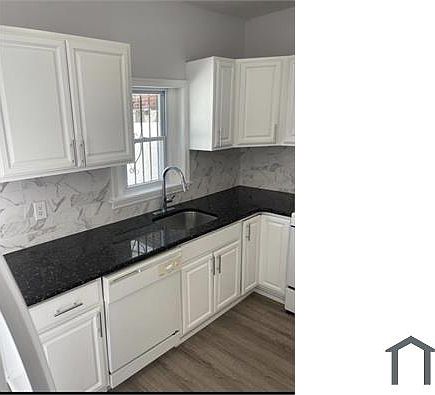 5th image of 709 Tree St