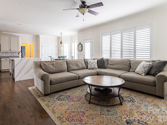 4th image of 9 Rosebay Ln