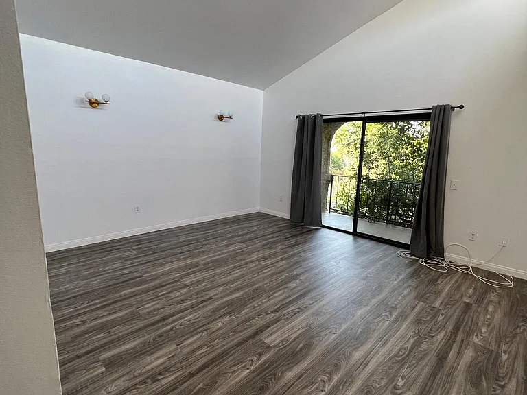 17836 Killion St — Photo 32