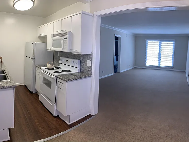 Lindbrook Manor Apartments — Photo 84