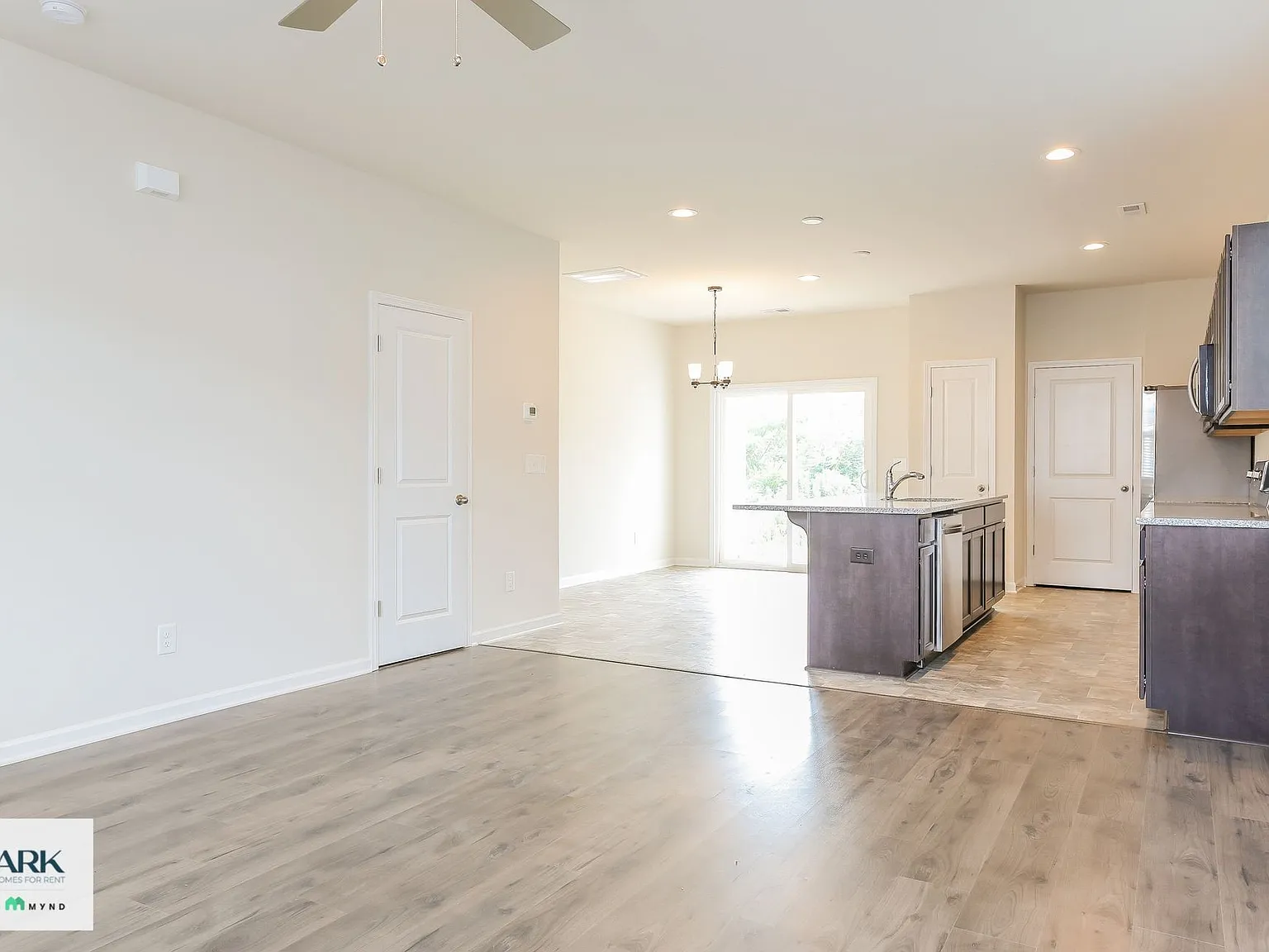 3 bed, 2.0 bath, 1415 sqft, $1,474 — Photo 3
