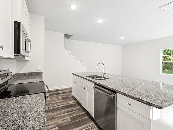 4th image of 476 Gray St