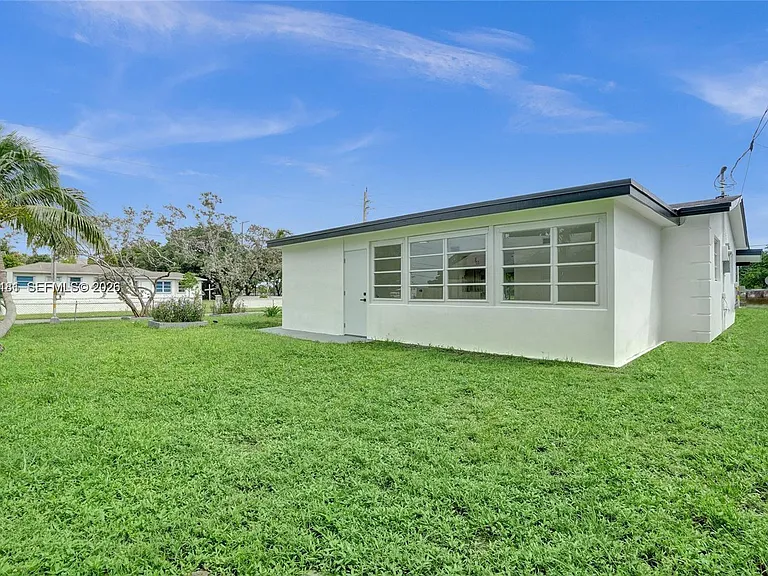 1220 NE 8th St — Photo 28