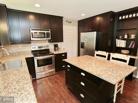 2nd image of 201 Persimmon Ct
