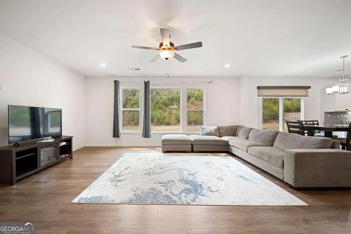 5 bed, 3.0 bath, 2960 sqft, $3,200 — Photo 2