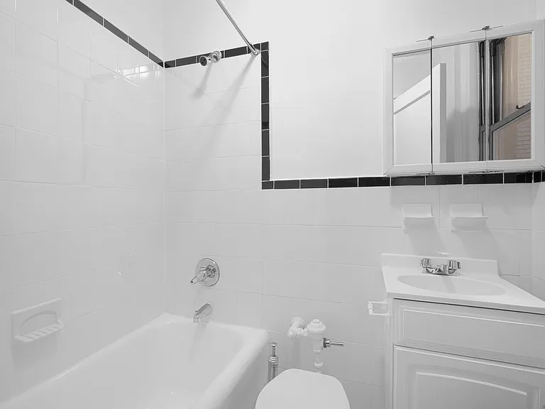 208 W 23rd St #807 — Photo 7