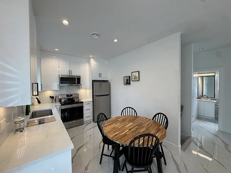 3087 Royal Oak Ave — Photo 16