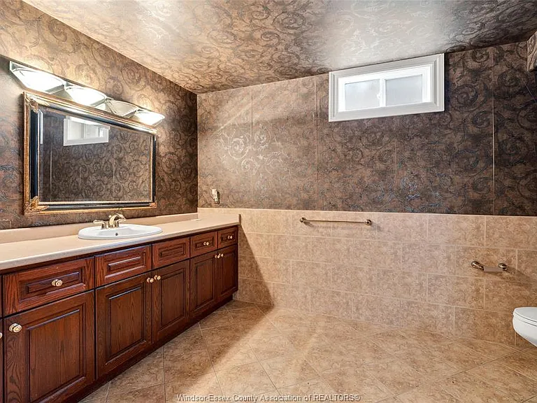 1585 Stoneybrook Cres — Photo 5
