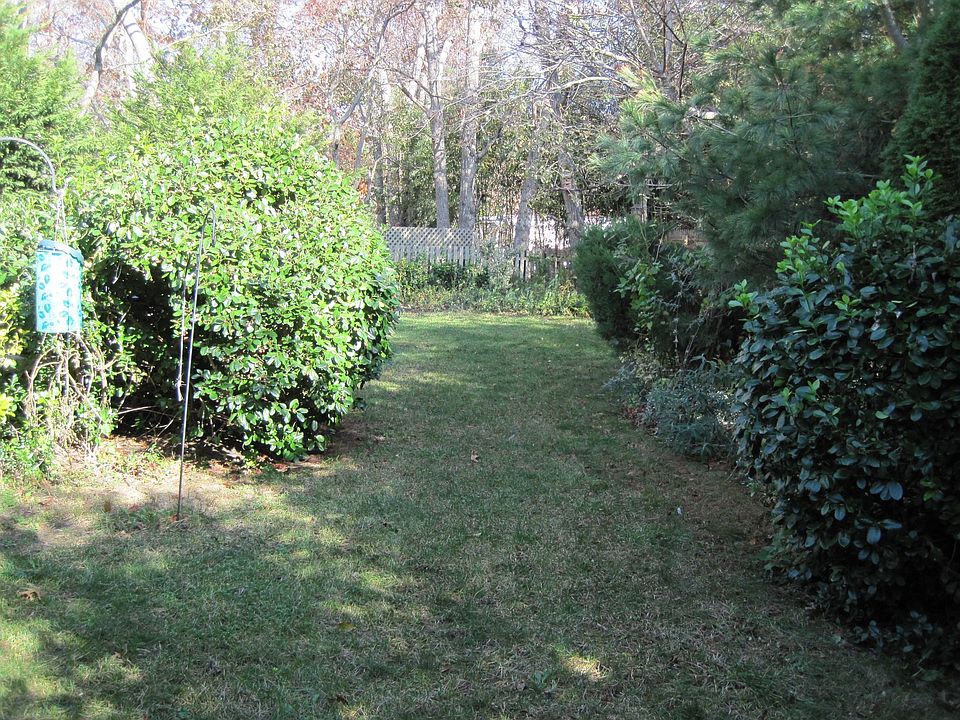 2nd image of 21 Hampton Bays Dr