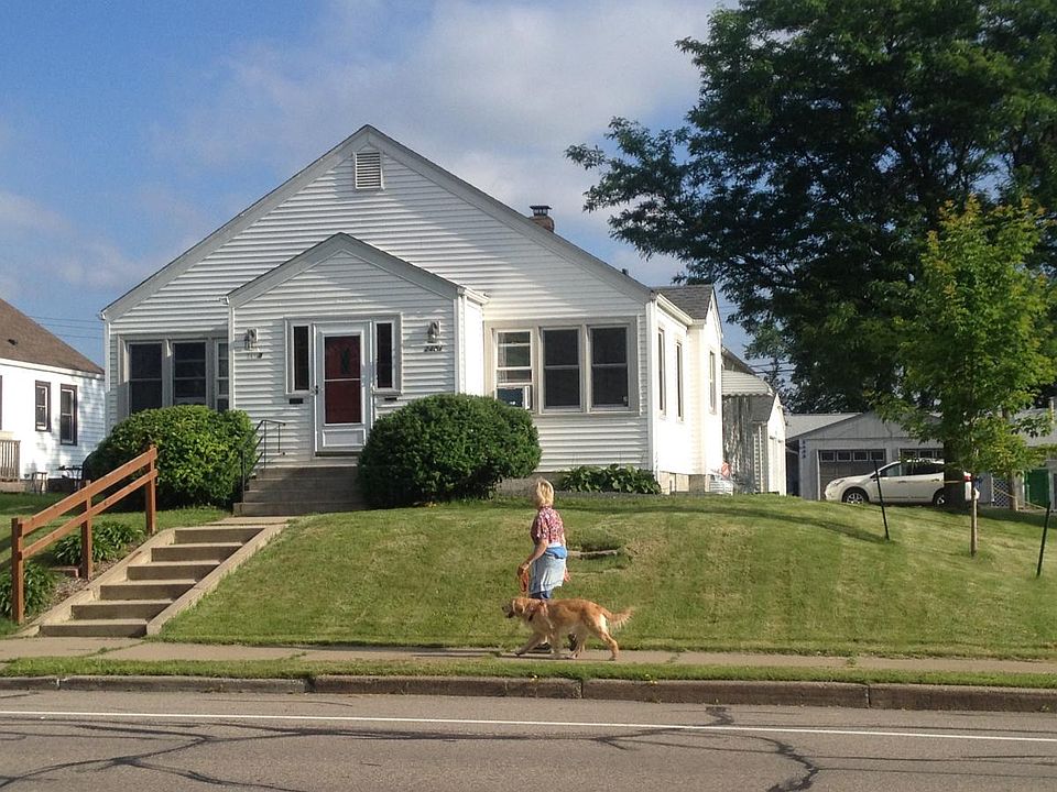 Front yard & sidewalk
