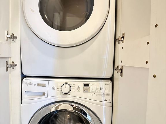 4th image of 142 Arlington St APT 1