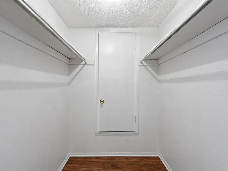 Langtry Apartments — Photo 12