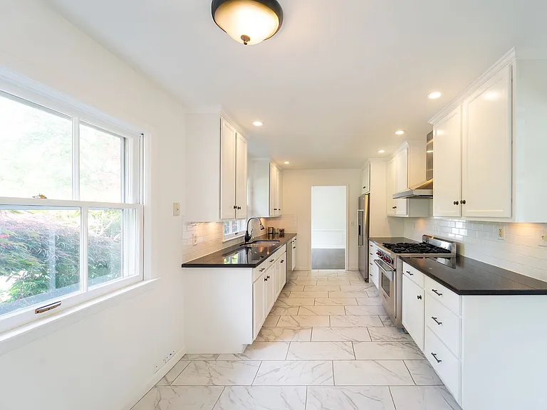 Brentwood House — Photo 15