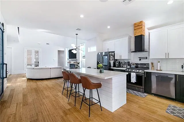 4 bed, 5.0 bath, 2623 sqft, $4,000 — Photo 2