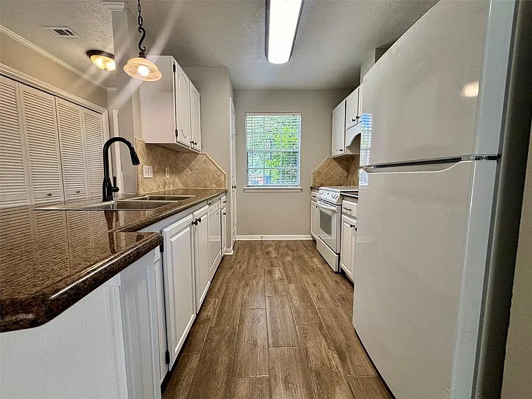 2030 Plantation Dr #B1 — Photo 9