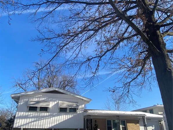 2436 Pinehurst Dr, Saint Louis, MO 63114