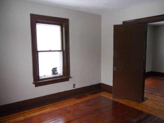 4th image of 1138 E Broadway St