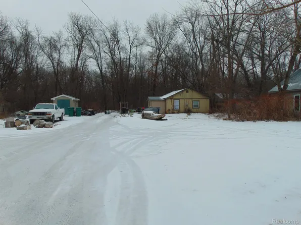 5530 Blackmoor St, Commerce Township, MI 48382