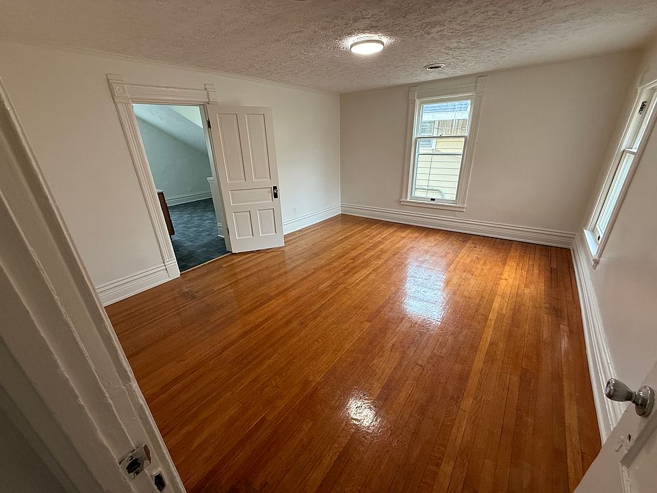 2nd image of 505 Lyon St NE #4