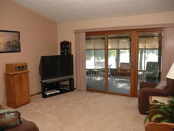 3rd image of 415 S Round Lake Dr
